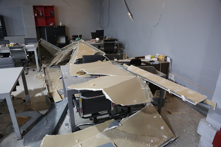 آسیب به کارخانه نوآوری های وی و فضای کار اشتراکی عضو مرکز شتابدهی نوآوری مستقر در آن در جریان جنگ تحمیلی سوم